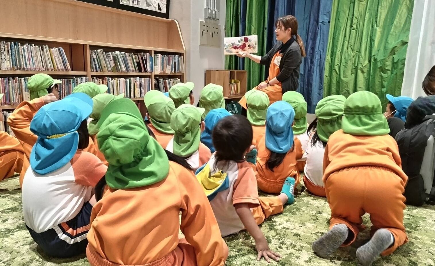 幼稚園の子どもたちが図書館にあそびに来てくれました！